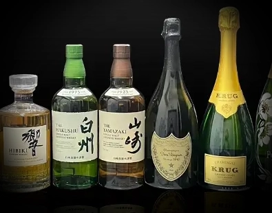 十四代、響、白州、山崎、ドン・ペリニヨン、クリュッグ、ペリエジュエなどの高級酒が横一列に並んだ画像。背景は黒で、ボトルの反射が床に映っている。