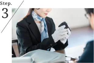 ステップ3 スタッフが商品を丁寧に査定している様子